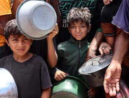 Niños desnutridos y madres desesperadas: Gaza se hunde en una crisis humanitaria