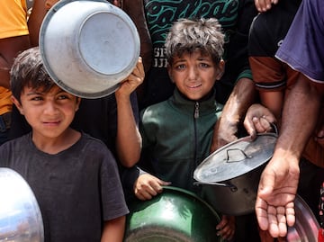 Niños desnutridos y madres desesperadas: Gaza se hunde en una crisis humanitaria