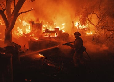 Ordenan evacuación de miles de residentes por incendio en California