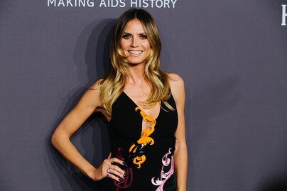 Heidi Klum se quita el sostén a los 51 años y posa en el mar sólo con microbikini