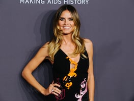 Heidi Klum se quita el sostén a los 51 años y posa en el mar sólo con microbikini