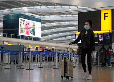 Arrestan a turistas en Hawái por falsificar prueba de vacunación