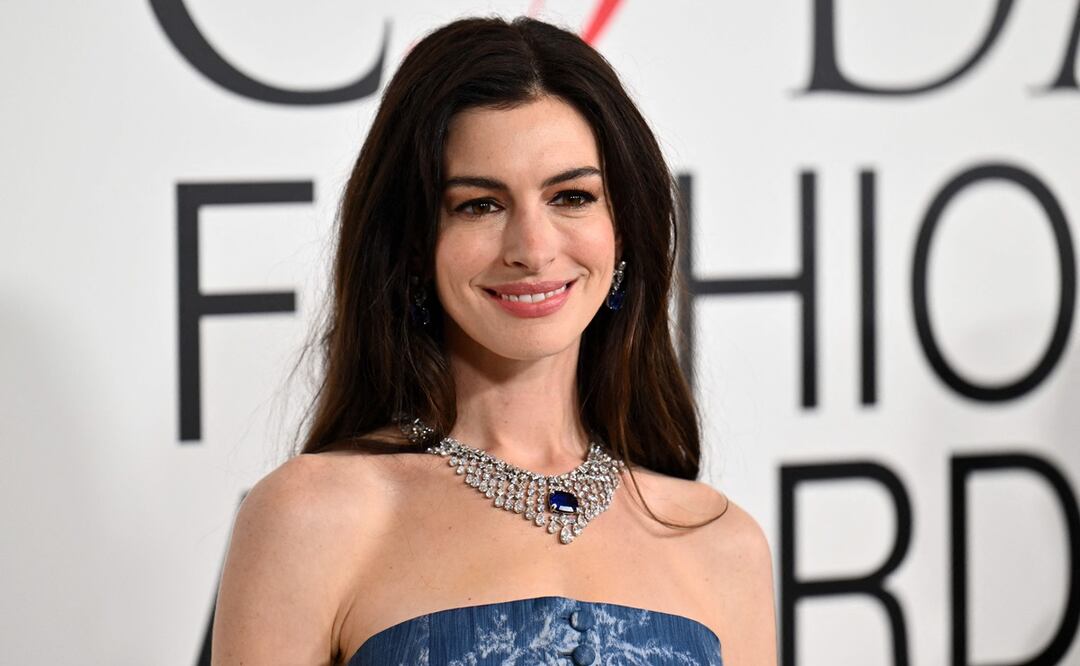 Anne Hathaway se luce etérea con vestido de mezclilla al estilo Britney Spears. Foto: AFP