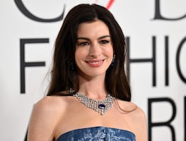 Anne Hathaway se luce etérea con vestido de mezclilla al estilo Britney Spears