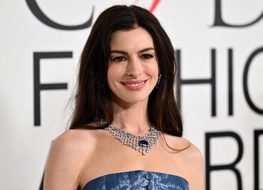 Anne Hathaway se luce etérea con vestido de mezclilla al estilo Britney Spears