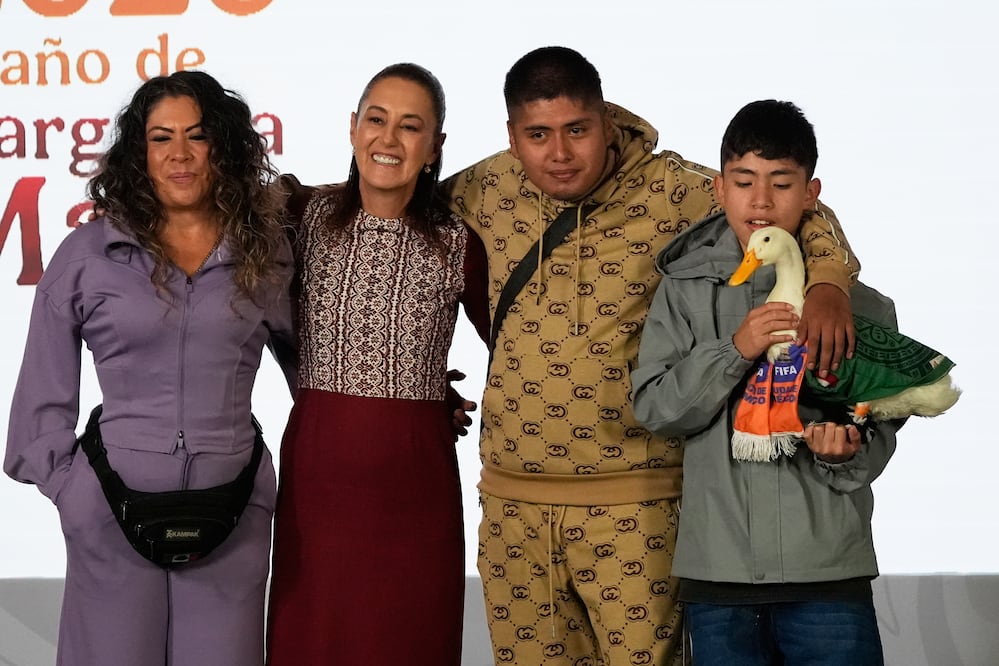 Gobierno de México sorprende al asignar una vivienda a familia del pato Merlín. Foto: (AP Foto/Marco Ugarte)