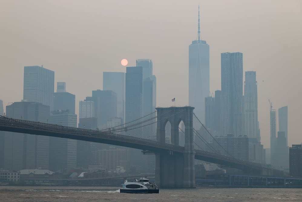 ¿Peligran la final del Mundial? El humo de los incendios mantiene en alerta a España y la FIFA(incendio forestal, Nueva York) EFE/EPA/CHRISTOPHER NEUNDORF