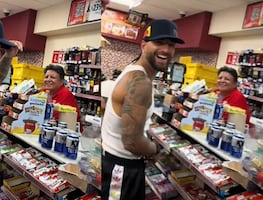 Maluma compra cervezas en Oxxo de Monterrey y el cajero lo confunde; "te pareces a Maluma". VIDEO