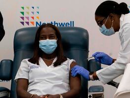 Una enfermera, la primera en recibir la vacuna en Estados Unidos