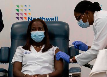 Una enfermera, la primera en recibir la vacuna en Estados Unidos