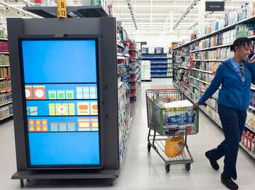Arrestan a mujer por no escanear productos en caja de autocobro de Walmart en EU