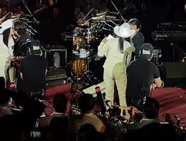 Christian Nodal se hace viral en redes por supuestamente besar a fan en la boca, ¿y Ángela?