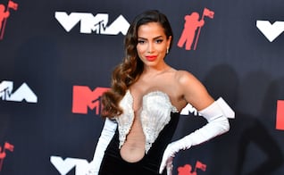 Anitta se suma a tendencia de lencería a la vista con vestido transparente y brillante
