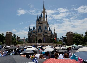 Disneyland Tokio anuncia cierre temporal por coronavirus