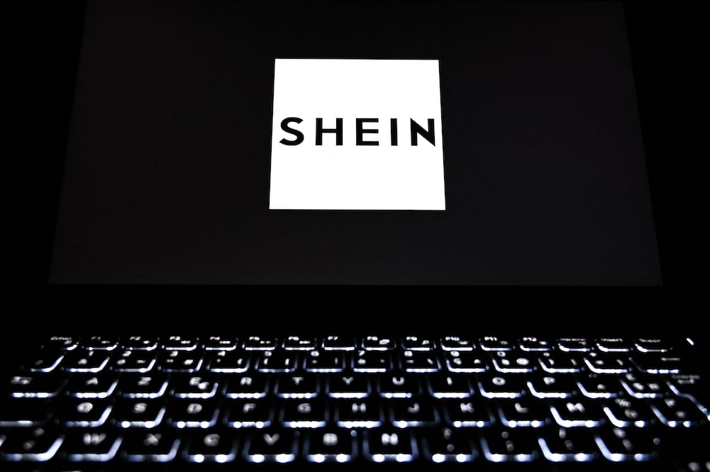 Shein pone un pie en Europa: polémica marca china abrirá seis tiendas en Francia pese a críticas. (Photo by Philippe LOPEZ / AFP)