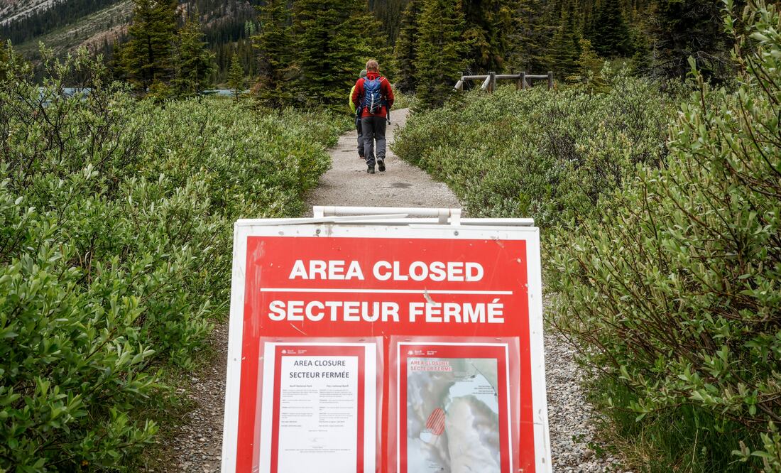 ¿Es seguro hacer senderismo en las Montañas Rocosas? Dos excursionistas mueren tras desprendimiento de rocas en Canadá (Jeff McIntosh/The Canadian Press via AP)