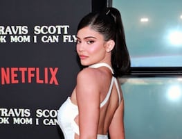 Kylie Jenner presume lujoso vestido de escote en desfile de Schiaparelli y deslumbra