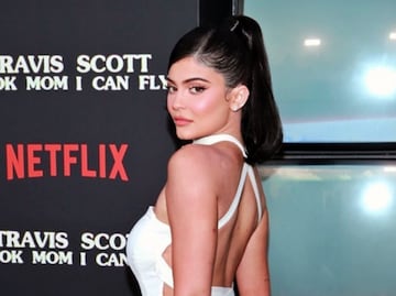 Kylie Jenner presume lujoso vestido de escote en desfile de Schiaparelli y deslumbra