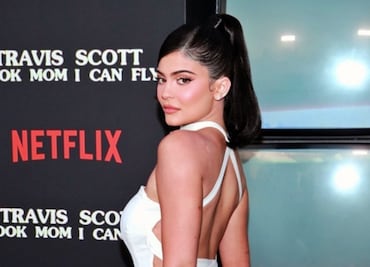 Kylie Jenner presume lujoso vestido de escote en desfile de Schiaparelli  y deslumbra