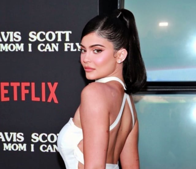 Kylie Jenner presume lujoso vestido de escote en desfile de Schiaparelli y deslumbra