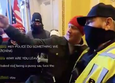 Policía se toma ‘selfie’ con manifestante pro-Trump en el Capitolio