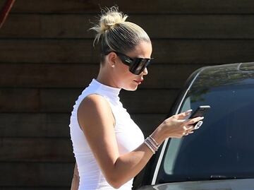 Khloé Kardashian presume figura 'curvy' con ajustado vestido blanco