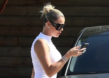 Khloé Kardashian presume figura 'curvy' con ajustado vestido blanco