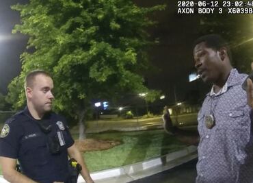 ¿Qué son las pistolas eléctricas y por qué las usa la Policía de EU?