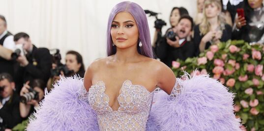 Kylie Jenner presume su traje de baño más atrevido en la playa