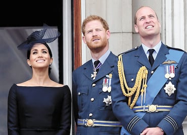 Príncipe William se prepara para el trono y su primera orden será retirar títulos reales a Harry y Meghan, aseguran