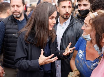 Estalla la furia contra los reyes de España por los desastres ocasionados por la DANA