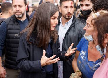 Estalla la furia contra los reyes de España por los desastres ocasionados por la DANA