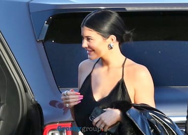 Kylie Jenner conquista Malibú con vestido de raja