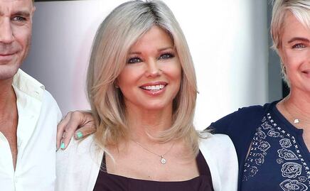 Estrella de 'Baywatch' desafía la edad y se luce con diminuto bikini a los 54 años