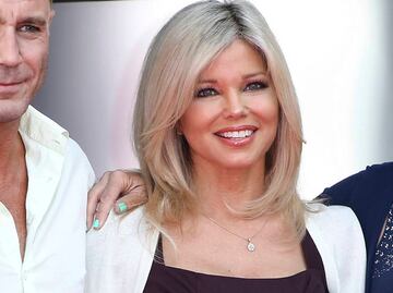 Estrella de 'Baywatch' desafía la edad y se luce con diminuto bikini a los 54 años