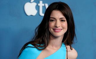 Anne Hathaway destila glamour con elegante vestido azul de raja