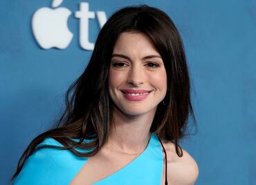 Anne Hathaway destila glamour con elegante vestido azul de raja