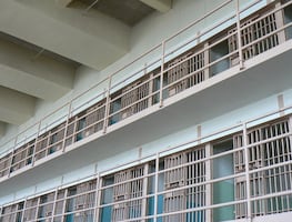 Mafioso escapa de prisión de alta seguridad con cuerda hecha con sábanas
