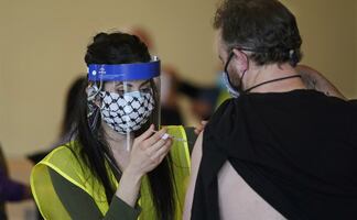 ¿Recibiste vacuna de AstraZeneca?, recomiendan segunda dosis de Pfizer o Moderna