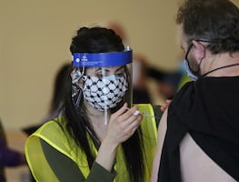 ¿Recibiste vacuna de AstraZeneca?, recomiendan segunda dosis de Pfizer o Moderna