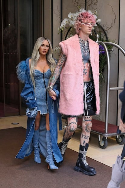 Megan Fox canaliza a Britney Spears de los 2000 con diminuto look de mezclilla en París 