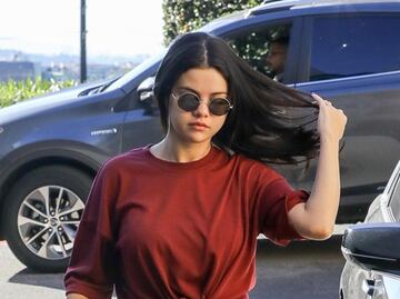 Selena Gomez impacta con leggings rojos en Los Ángeles