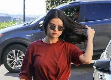 Selena Gomez impacta con leggings rojos en Los Ángeles
