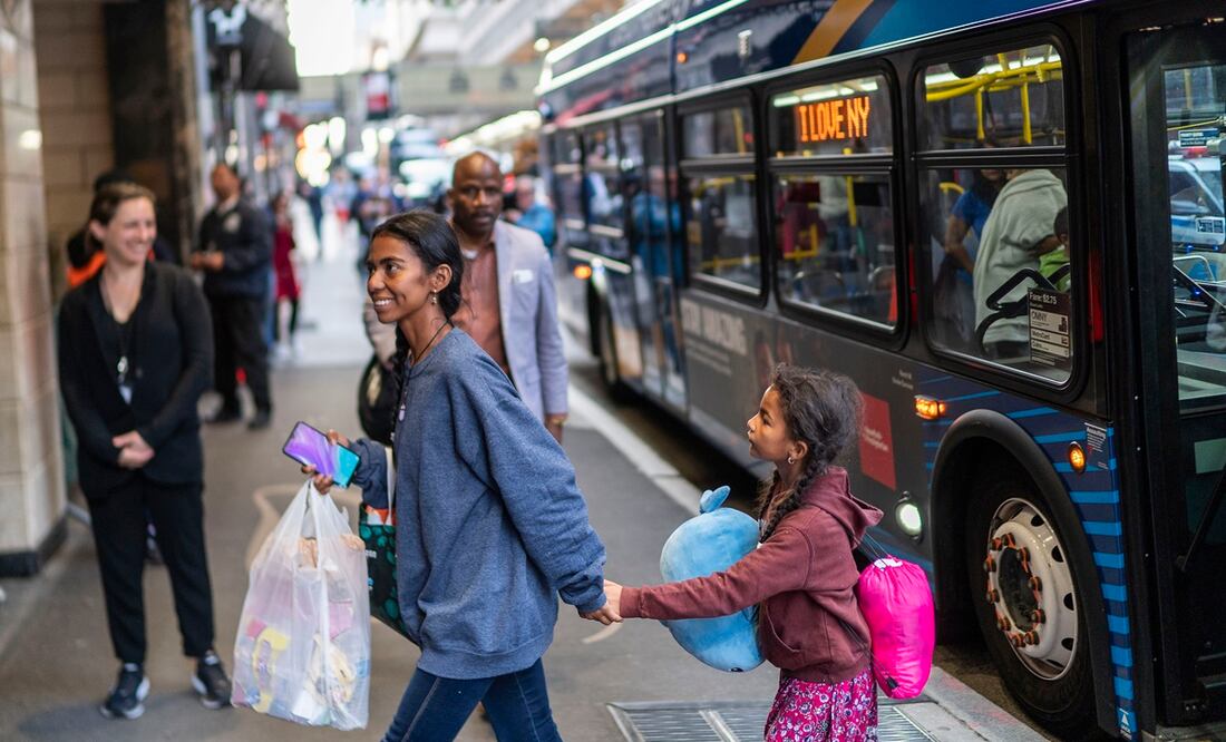 Primeras familias migrantes con niños deberán dejar su albergue en Nueva York. Foto: AP