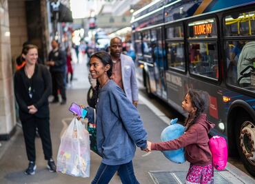 Primeras familias migrantes con niños deberán dejar su albergue en Nueva York