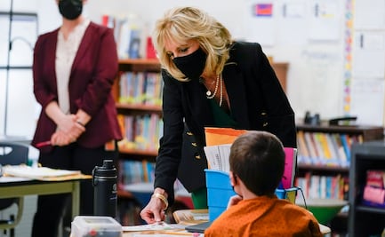 Primera dama Jill Biden regresa a las aulas a dar clases