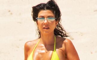 Kourtney Kardashian presume 'bikini body' a la orilla de la piscina 