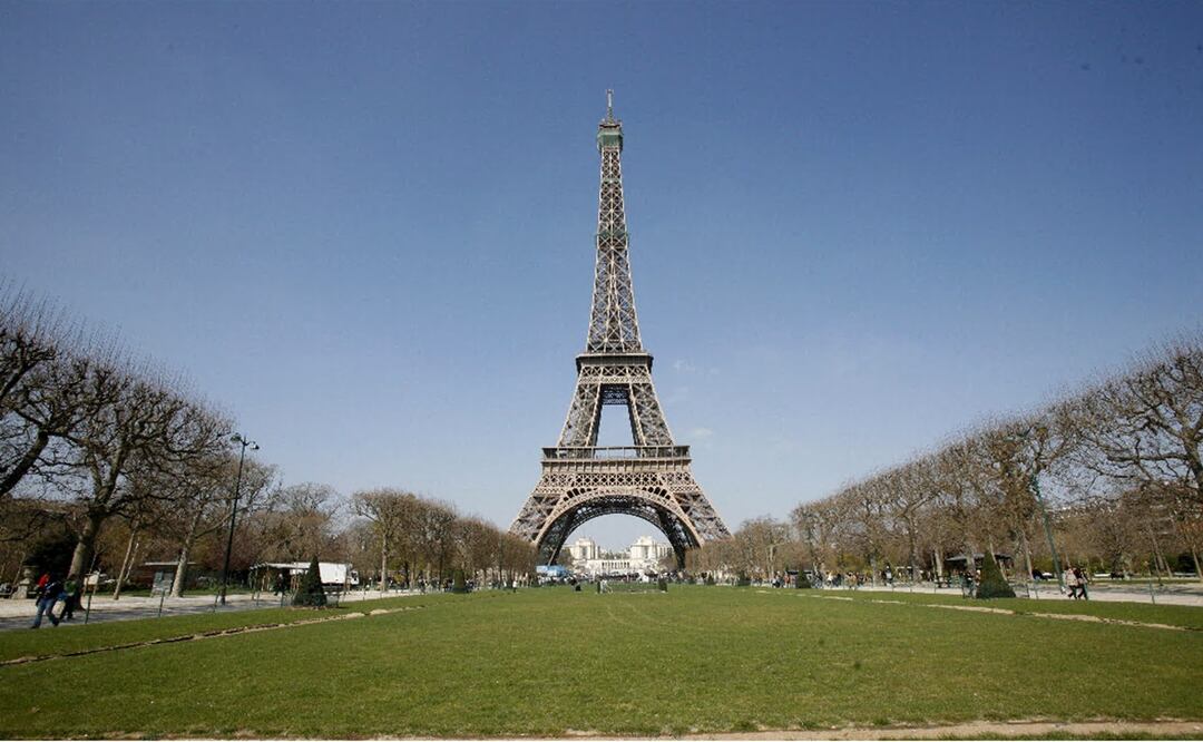 Dos hombres fueron arrestados en Francia, sospechosos de haber violado en grupo a una turista mexicana cerca de la torre Eiffel. Foto EFE