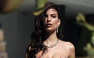Emily Ratajkowski impacta con bikini de 'sirena' frente al mar