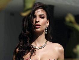 Emily Ratajkowski impacta con bikini de 'sirena' frente al mar